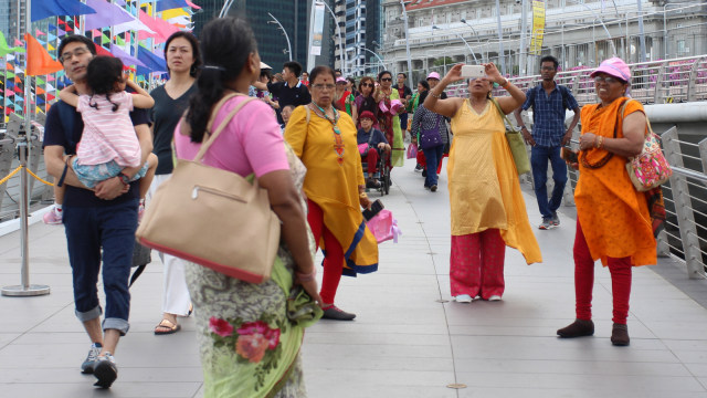 Warga keturunan India saat berfoto di Merlion Park. Foto: Iqbal Firdaus/kumparan