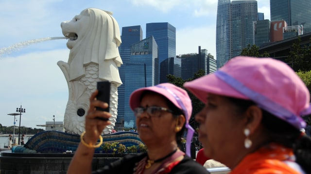 Warga berfoto di Merlion Park. Foto: Iqbal Firdaus/kumparan
