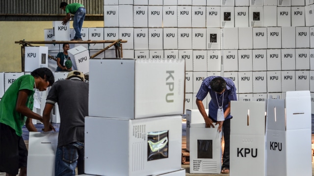 Pekerja merangkai kotak suara kardus di Gudang Logistik KPU Kota Tasikmalaya, Cibeurem, Jawa Barat, Jumat (1/2). Foto: ANTARA FOTO/Adeng Bustomi