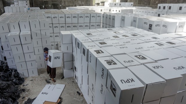 Seorang pekerja bersiap merakit kotak suara di gudang penyimpanan Komisi Pemilihan Umum (KPU), Kabupaten Batang, Jawa Tengah, Senin (4/2). Foto: ANTARA FOTO/Harviyan Perdana Putra
