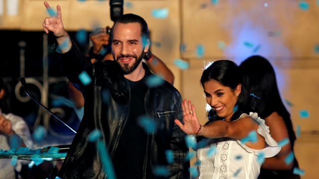 Calon presiden Nayib Bukele dari Great National Alliance (GANA) dan istrinya Gabriela de Bukele. Foto: REUTERS/Jose Cabezas