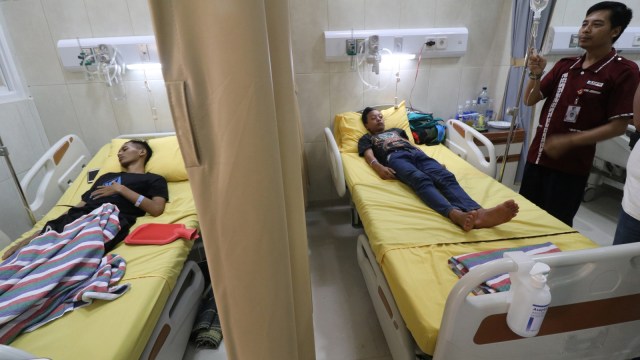 Petugas kesehatan memberikan penanganan medis kepada pasien penderita Demam Berdarah Dengue (DBD). Foto: Antara/Prasetia Fauzani