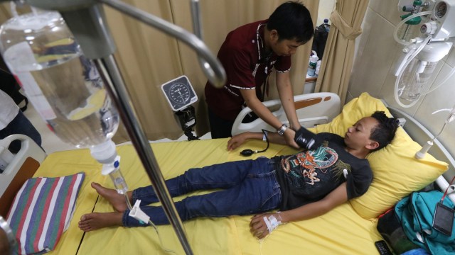 Petugas kesehatan memberikan penanganan medis kepada pasien penderita Demam Berdarah Dengue (DBD) di Rumah Sakit Umum Daerah Simpang Lima Gumul, Kediri, Jawa Timur. Foto: Antara/Prasetia Fauzani