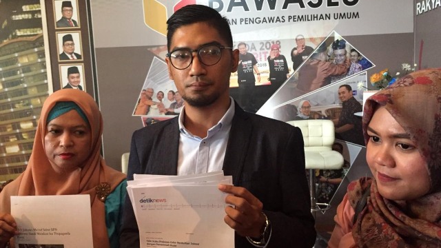 Advokat Peduli Pemilu laporkan capres no urut 01 Jokowi, Sekjen PDIP Hasto Kristiyanto, Jubir TKN Ace Hasan Syadzily, dan Sekjen PPP Arsul Sani ke Bawaslu. Foto: Muhammad Lutfan Darmawan/kumparan