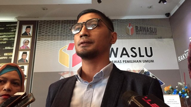 Advokat Peduli Pemilu laporkan capres no urut 01 Jokowi, Sekjen PDIP Hasto Kristiyanto, Jubir TKN Ace Hasan Syadzily, dan Sekjen PPP Arsul Sani ke Bawaslu. Foto: Muhammad Lutfan Darmawan/kumparan