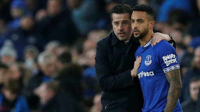 Marco Silva memberi instruksi pada Theo Walcott. Foto: Reuters/Andrew Yates