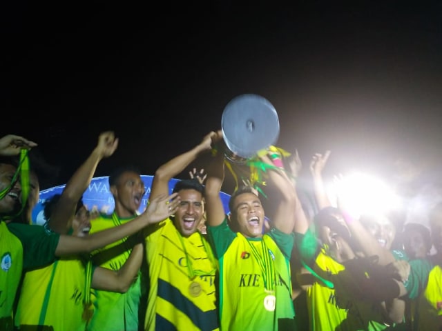 Para pemain RR9 menyabet juara Walikota Cup 3, di Stadiun Gelora Kieraha, Ternate. Foto: RIzal Syam.