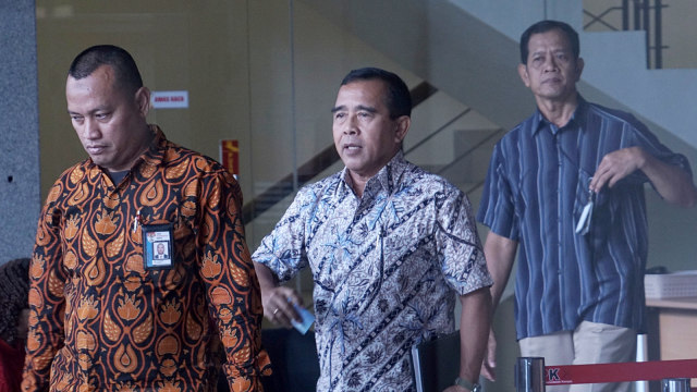Ketua Komite Olahraga Nasional Indonesia (KONI) Tono Suratman (tengah) usai menjalani pemeriksaan sebagai saksi oleh penyidik KPK. Foto: Fanny Kusumawardhani/kumparan