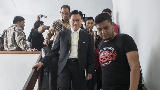 CEO Lippo Group James Riady (kiri) berjalan keluar ruangan usai menjadi saksi sidang lanjutan kasus dugaan suap perizinan proyek Meikarta. Foto: ANTARA FOTO/Novrian Arbi