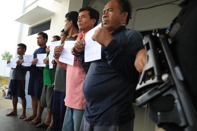 Abk asal Thailand yang ditangkap bersama dua kapal di Selat Malaka ditahan di Lampulo, Banda Aceh (06/02). Foto: Suparta/acehkini