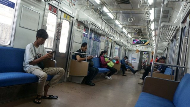 Suasana di dalam KRL, Jakarta, Rabu (6/2). Foto: Jamal Ramadhan/kumparan