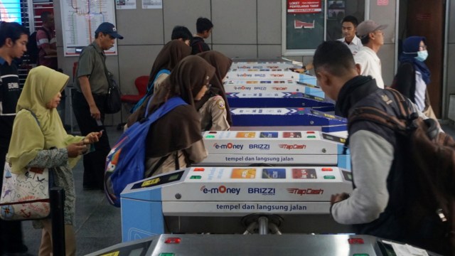 Sejumlah orang mengantre untuk masuk ke Stasiun KRL Manggarai, Jakarta, Rabu (6/2). Foto: Jamal Ramadhan/kumparan