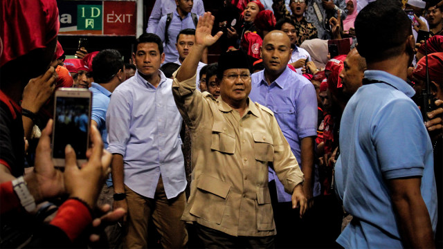 Capres nomor urut 02 Prabowo Subianto menyapa buruh saat menghadiri acara Hari Ulang Tahun (HUT) Federasi Serikat Pekerja Metal Indonesia (FSPMI) ke-20. Foto: ANTARA FOTO/Putra Haryo Kurniawan