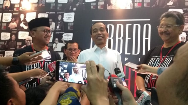 Calon Presiden RI nomor urut 01, Joko Widodo usai menghadiri acara deklarasi Alumni Pangudi Luhur di The Energy Tower, SCBD, Jakarta, Rabu (6/2). Foto: Fadjar Hadi/kumparan