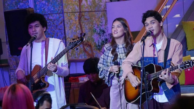 The Overtunes feat Monita Tahalea pada konser Love is in The Air di Plaza Indonesia, Jakarta, Rabu (6/2). Foto: Jamal Ramadhan/kumparan