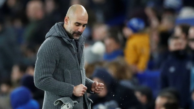 Pep Guardiola merayakan kemenangan Manchester City atas Everton. Foto: Reuters/Carl Recine
