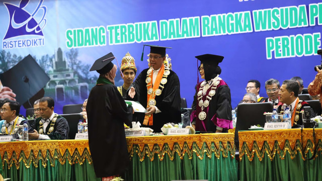 Rektor Unsyiah, Prof Samsul Bahri saat prosesi wisuda, Rabu (6/2). Foto: Humas Unsyiah