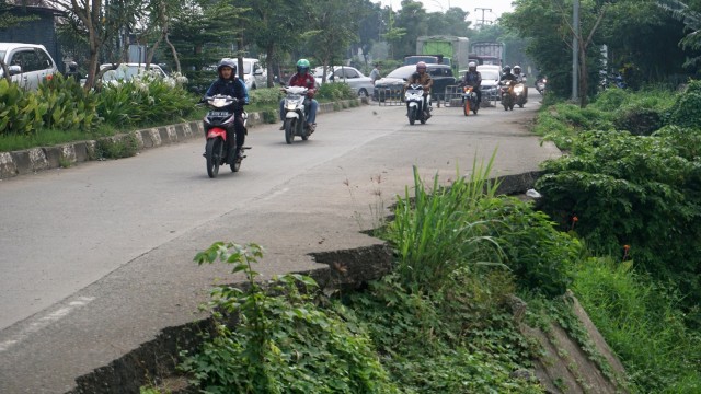 Kondisi salah satu jalur di Jalan Baru Cipendawa, Rawalumbu, Kota Bekasi, yang ambles. Foto: Iqbal Firdaus/kumparan