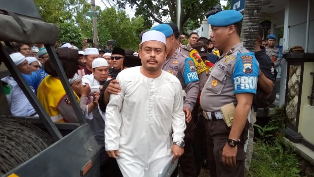 Slamet Ma'arif datang ke Mapolresta Surakarta memenuhi panggilan. Foto: Dok. kumparan