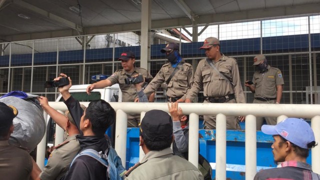 Sejumlah Satpol PP mengamankan pedagang yang masih berjualan di Jalan Jati Baru Tanah Abang. Foto: Muhammad Darisman/kumparan