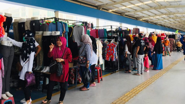 Sejumlah pedagang di jembatan penyeberangan multiguna Tanah Abang, Jakarta. Foto: Muhammad Darisman/kumparan