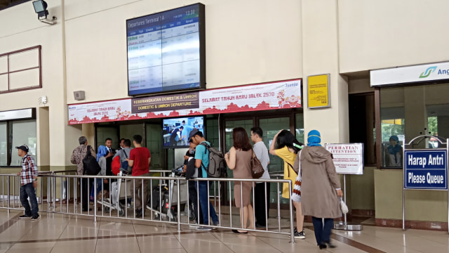Suasana di Bandara Internasional Juanda. Foto: Yuana Fatwalloh/kumpara
