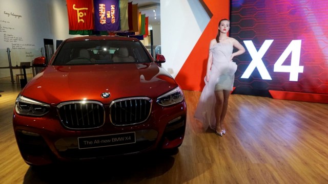 Model berpose dengan BMW X4. Foto: Jamal Ramadhan/kumparan