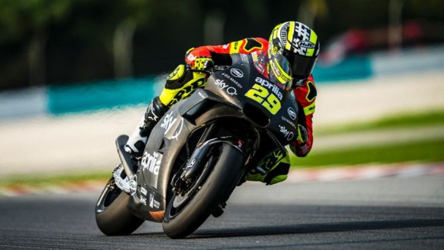 Pebalap anyar Aprilia, Andrea Iannone, menjajal tes pramusim di Sirkuit Sepang. Foto: Dok. Aprilia