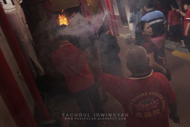 Pekerja di Wihara Dharma Bakti membawa hio untuk dibakar di pagoda, Selasa (5/2/2019). Foto: Fachrul Irwinsyah