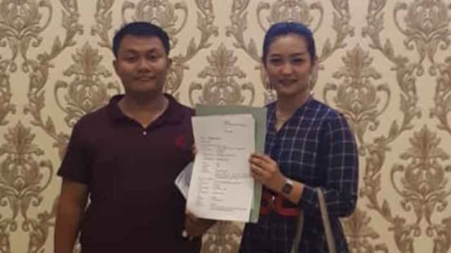 Moch Zaeni dan Fitri Andarista usai melaporkan ke Polres Banyuwangi