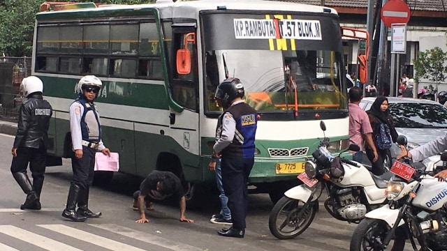 Sopir Kopaja dihukum push up oleh petugas Dinas Perhubungan Jakarta Selatan karena melawan saat ditilang. Foto: Dok. Dinas Perhubungan Jakarta Selatan