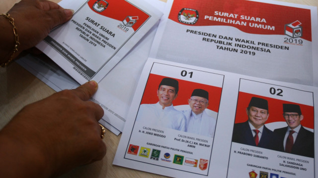 Petugas logistik KPU Pusat memeriksa surat pemilihan Presiden dan Wakil Presiden 2019 untuk pemilih luar negeri di gudang logistik KPU di Benda, Tangerang. Foto: Antara/Muhammad Iqbal