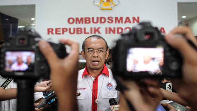 Sekretaris Kementerian Pemuda dan Olahraga, Gatot S Dewa Broto menjawab pertanyaan wartawan seusai menjalani pemeriksaan Satgas Anti Mafia Bola di gedung Ombudsman, Jakarta. Foto: Antara/Dhemas Reviyanto