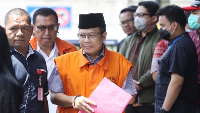 Tersangka kasus suap pengurusan anggaran Dana Alokasi Khusus (DAK), Taufik Kurniawan (tengah) tiba untuk menjalani pemeriksaan di gedung KPK. Foto: Antara/Reno Esnir