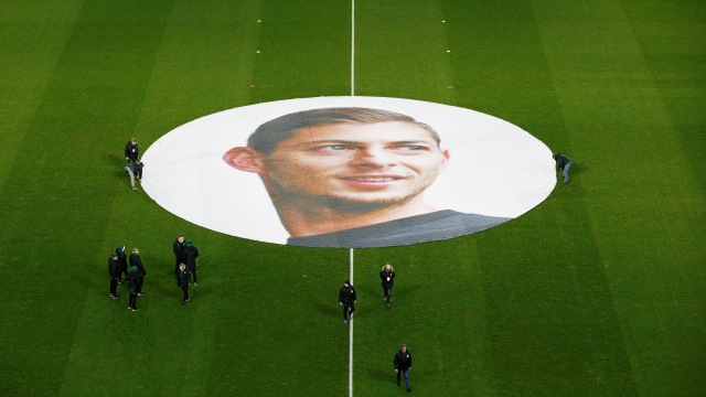 Persiapan penghormatan untuk Emiliano Sala di laga FC Nantes. Foto: REUTERS/Stephane Mahe