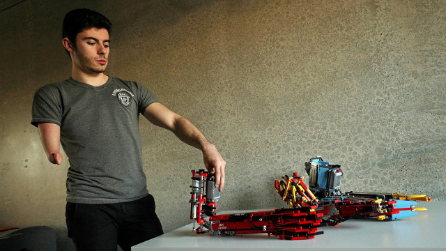 Seorang mahasiswa tunadaksa sukses bikin tangan buatan dari Lego. Foto: Retuers/Albert Gea