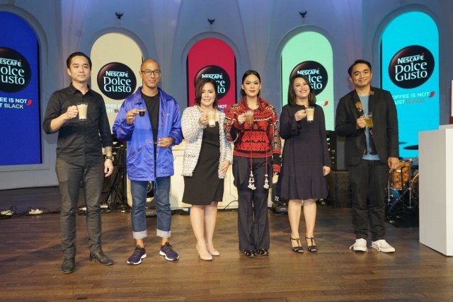 Marketing Manager NESCAFÉ Dolce Gusto Indonesia, Melinda Tambunan bersama pengisi acara Music Drip. Foto: Dok, Istimewa