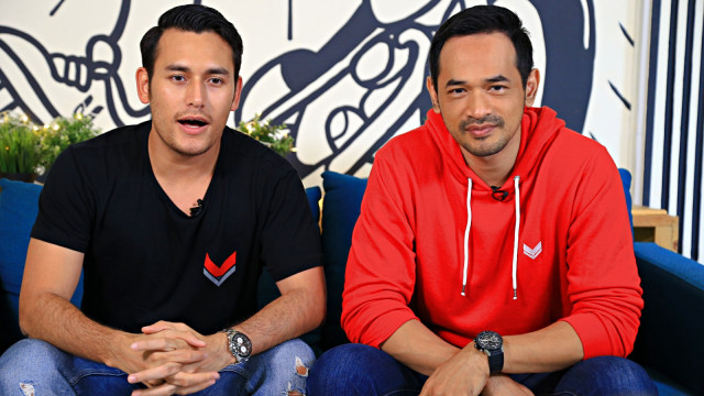 Pemain film Foxtrot Six Oka Antara dan Arifin Putra di kantor kumparan. Foto: Matheus Marsely/kumparan