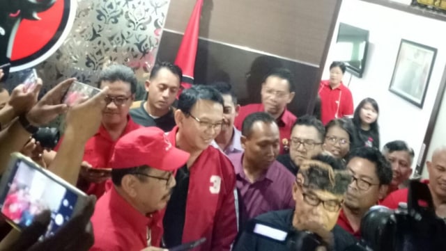 Ahok saat diwawancarai wartawan di DPD PDIP Bali, Jum'at (8/2) - kanalbali/LSU