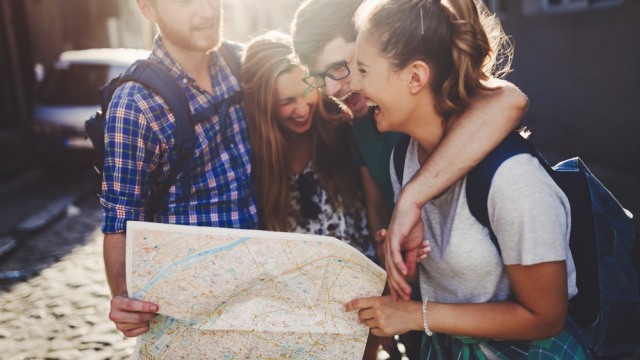 Traveling bersama sahabat Foto: Shutter Stock