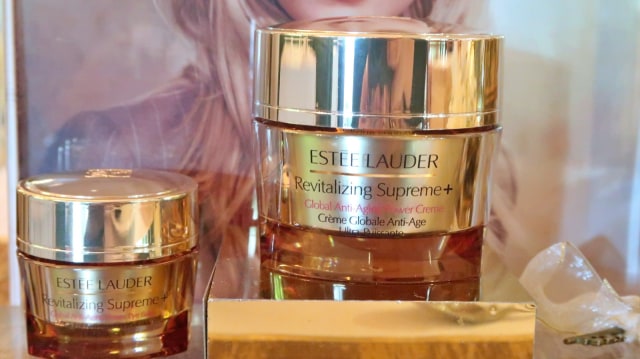 Estee Lauder Revitalizing Supreme + Global Anti-Aging dijual mulai dari Rp 950 ribu. Foto: dok. Intan Kemala Sari/kumparan