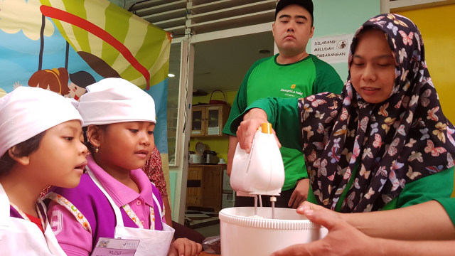 Firda dan Yuni, pasien kanker anak di YKAKI Surabaya sedang menjalani sesi cooking class membuat kue yang ramah untuk pasien kanker anak. Foto : Windy Goestiana
