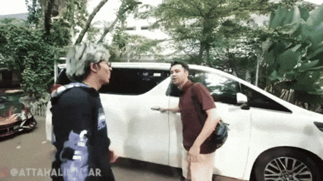 Raffi Ahmad menunjukan mobilnya yang sudah dimodifikasi. Foto: Youtube/Atta Halilintar