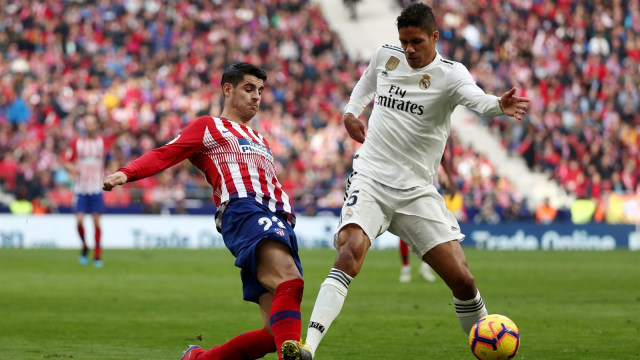 Duel Avaro Morata vs Raphael Varane pada laga Atletico vs Madrid. Foto: Sergio Perez/Reuters