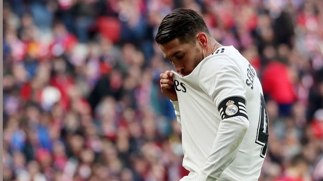 Sergio Ramos mencium logo Madrid di kostumnya usai mencetak gol. Foto: Susana Vera/Reuters