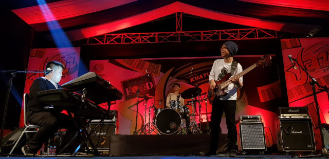 Indro Hardjodikoro bersama Jazz Muda Indonesia tampil di Khatulistiwa Jazz Festival, Sabtu (9/2/2019).