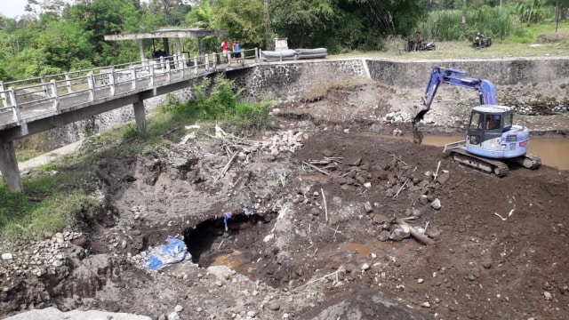 Sebuah alat berat mengeruk pasir di Kali Kuning di Sleman. Foto: Arfiansyah Panji Purnandaru/kumparan