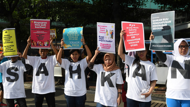 Sejumlah aktivis yang tergabung dalam Jaringan Muda Setara melakukan aksi dengan membawa poster saat berlangsung Hari Bebas Kendaraan Bermotor (HBKB) di Kawasan Bundaran HI Jakarta, Minggu (10/2). Foto: ANTARA FOTO/Wahyu Putro A