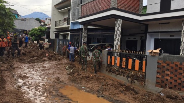 Tim gabungan bersihkan sisa banjir bandang Komplek Jati Endah Regency, Pasir Jati, Cilengkrang, Kabupaten Bandung, Jawa Barat, Minggu (10/2). Foto: Okky Ardiansyah/kumparan