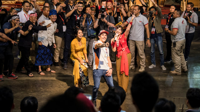 Pebalap MotoGP Marc Marquez (tengah) melakukan swafoto disela-sela kunjungannya di Saung Angklung Udjo, Bandung, Jawa Barat, Minggu (10/2). Foto: ANTARA FOTO/M Agung Rajasa